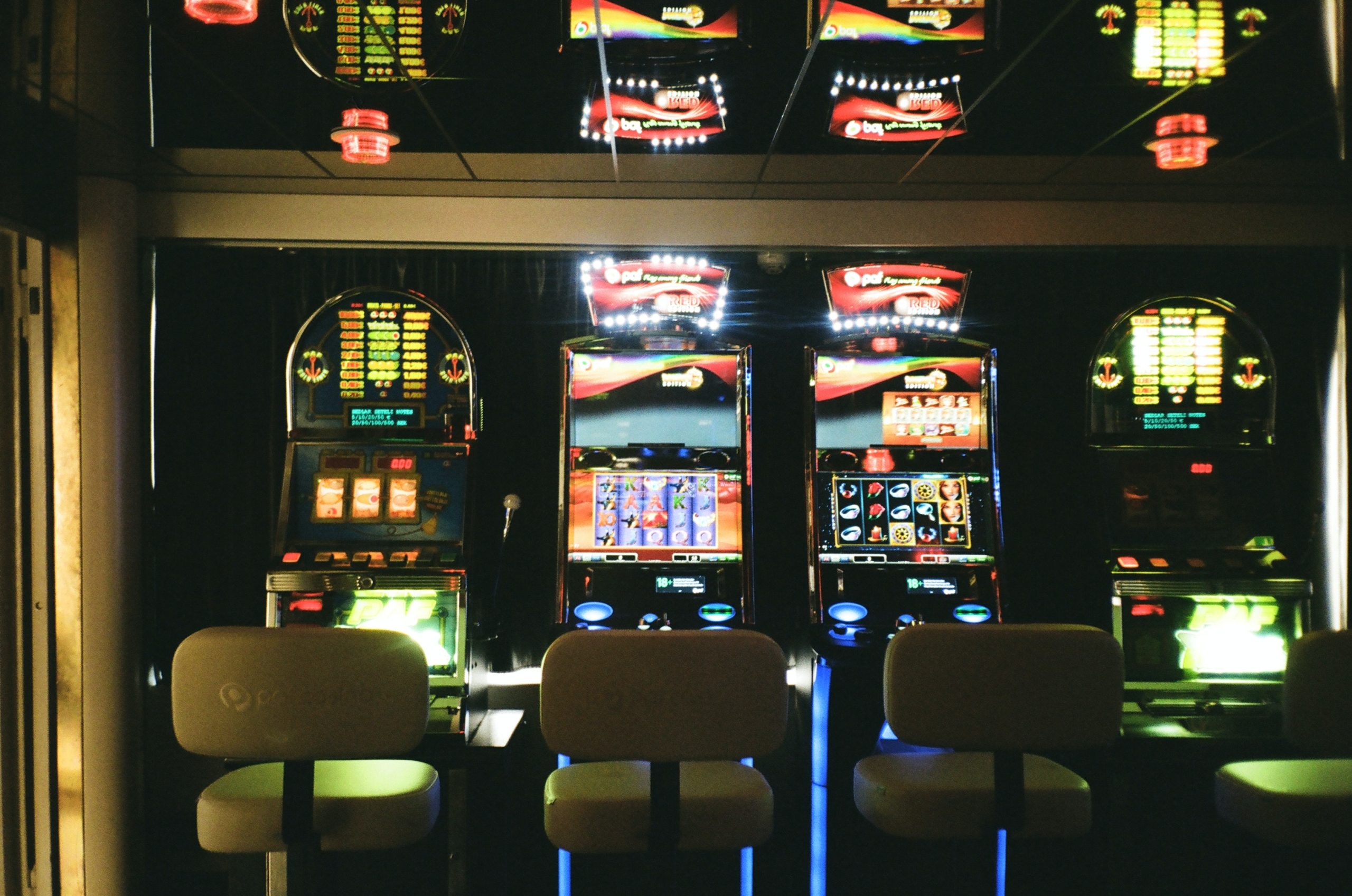 picture of slot machines in casino